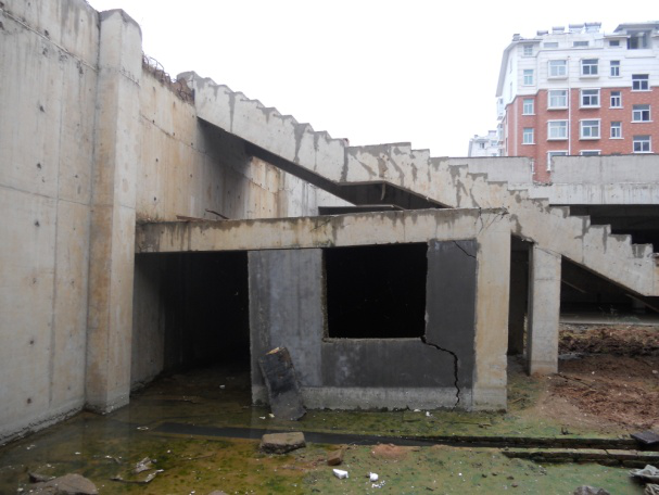 （2011年）平邑明德花園超市（地下），因地下水位變化導(dǎo)致框架梁、柱開裂