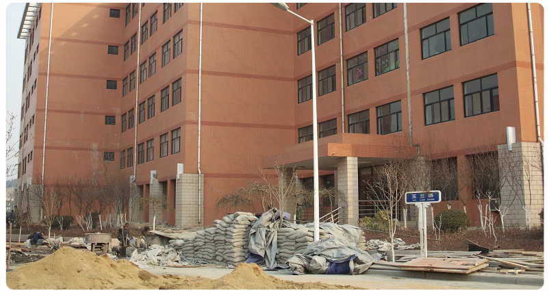 某教學樓不均勻沉降嚴重，墻體開裂，采用鋼管微型樁托換加固。(2009年)